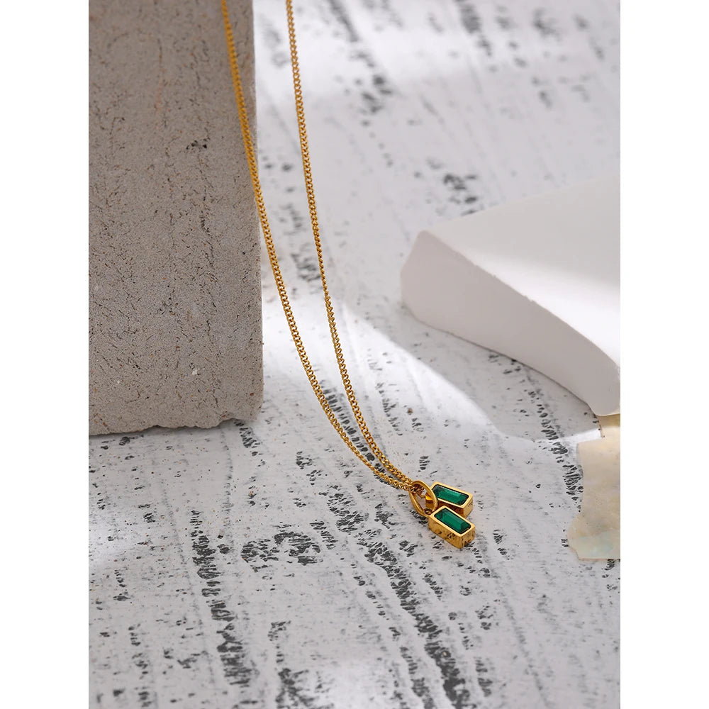  Another close-up angle focusing on the green zirconia pendants, highlighting their intense shine and vibrant color, perfect for adding a touch of sophistication to any outfit.