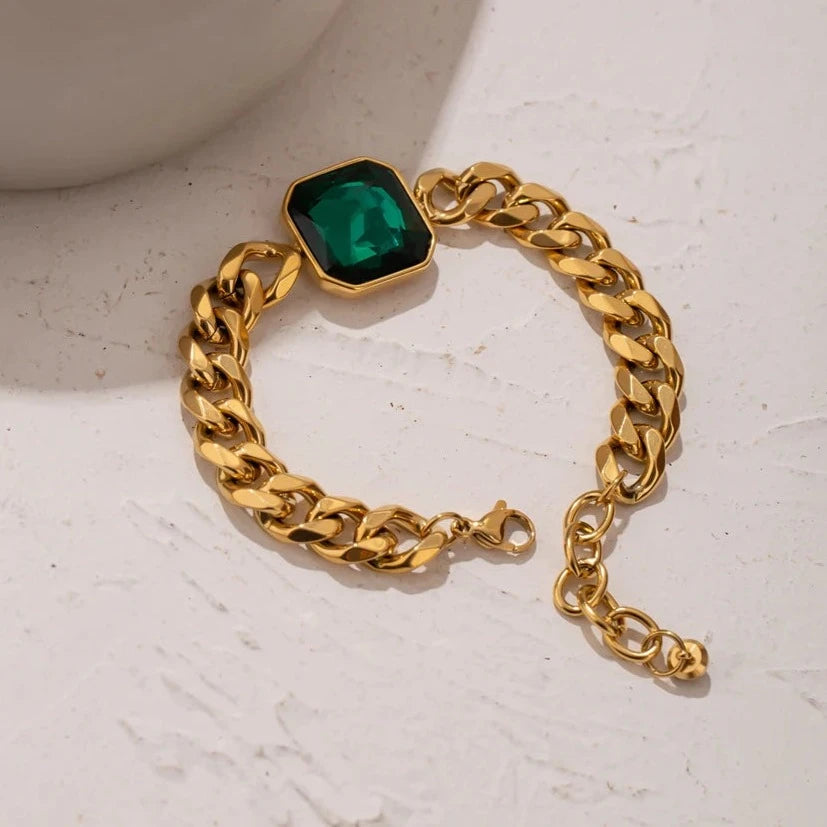 Detailed view of the Emerald Chunky Chain Bracelet, emphasizing the elegant contrast between the synthetic emerald and the gold finish, designed for long-lasting comfort and sophistication