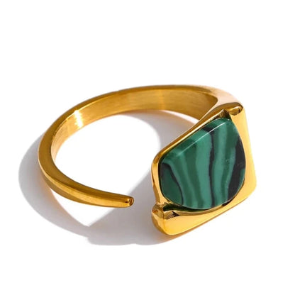 Transport yourself to an era of timeless elegance with our Vintage Verdant Ring. Crafted from sustainable stainless steel and plated with 18k gold, this antique ring exudes the lushness of verdant foliage.