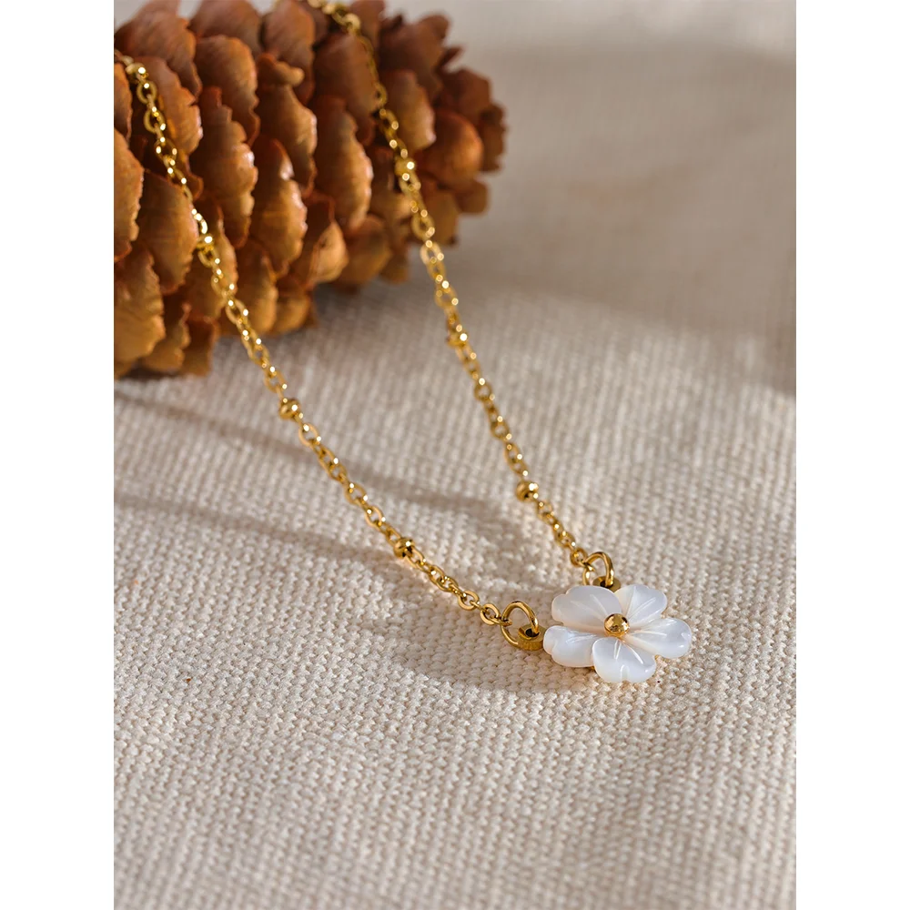 Exquisite Shell Flower Pendant Necklace