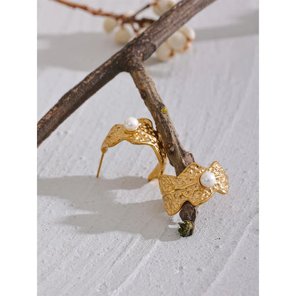 The Egyptian Leaf Pearl earrings blend ancient Egyptian artistry with contemporary elegance. Adorned with a simulated pearl, they're crafted from hypoallergenic stainless steel with a durable 18k gold plating, perfect for an elegant and conscious style.