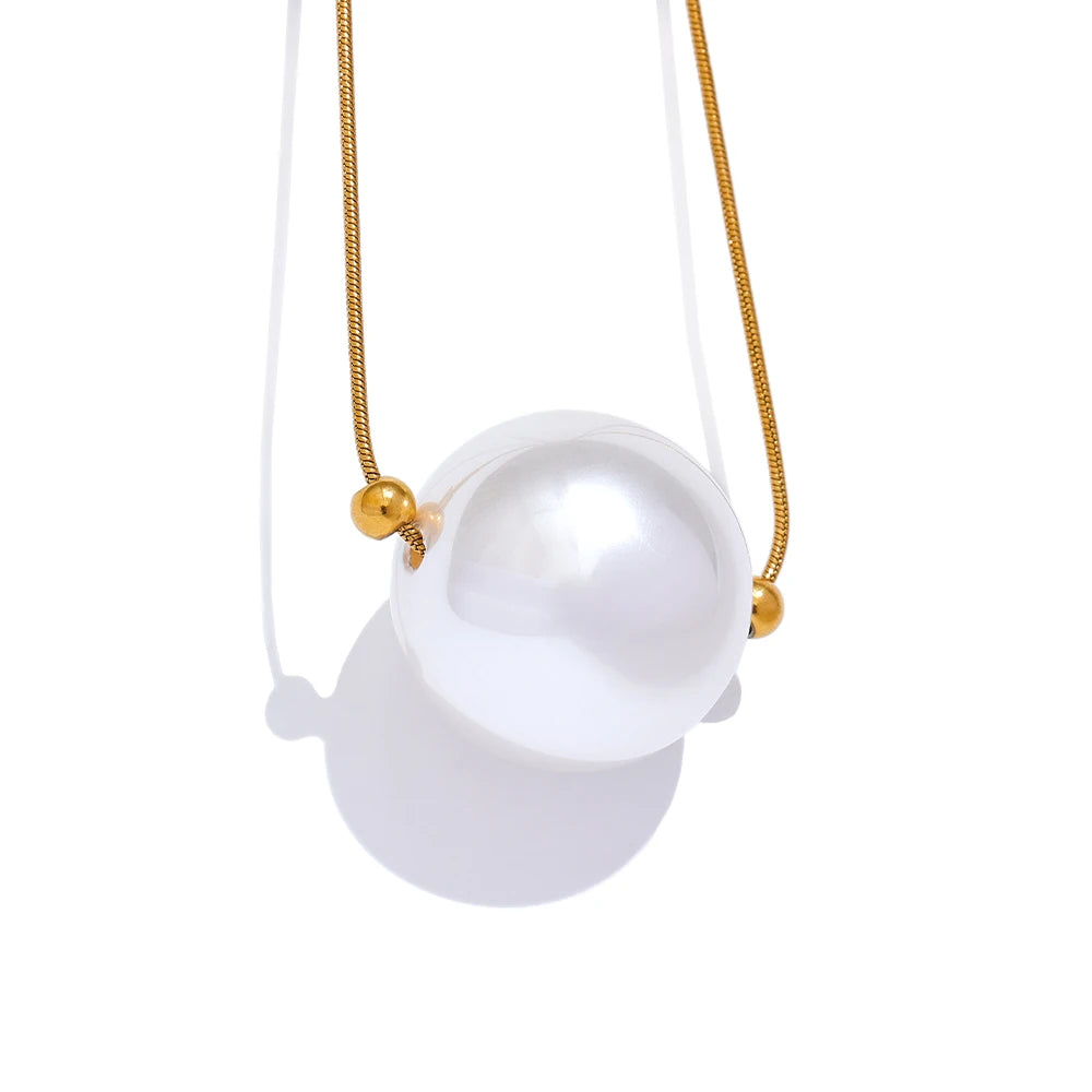 Central Pearl Pendant Necklace