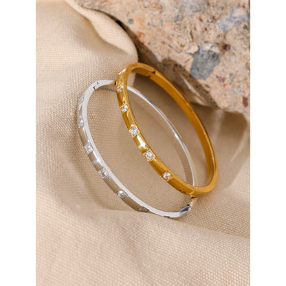 Elegant Row of Zirconia Bangle, hypoallergenic stainless steel, 18k gold-plated, adorned with a row of sparkling zirconia stones, perfect for those seeking an elegant and sustainable accessory for their wardrobe.