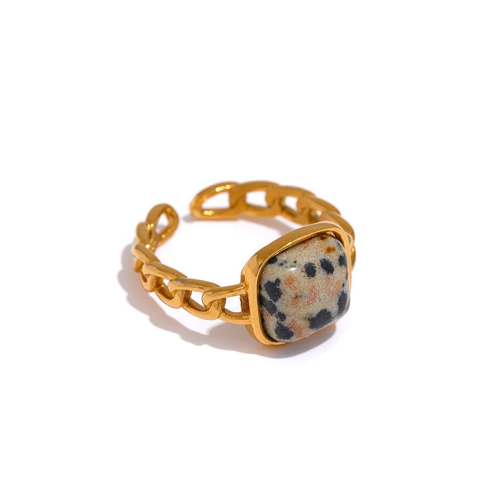 Step into the elegance of the past with our Vintage Ring. Crafted from sustainable stainless steel and plated with 18k gold, this ring features a unique chain band and a stunning square stone for a touch of antique charm.