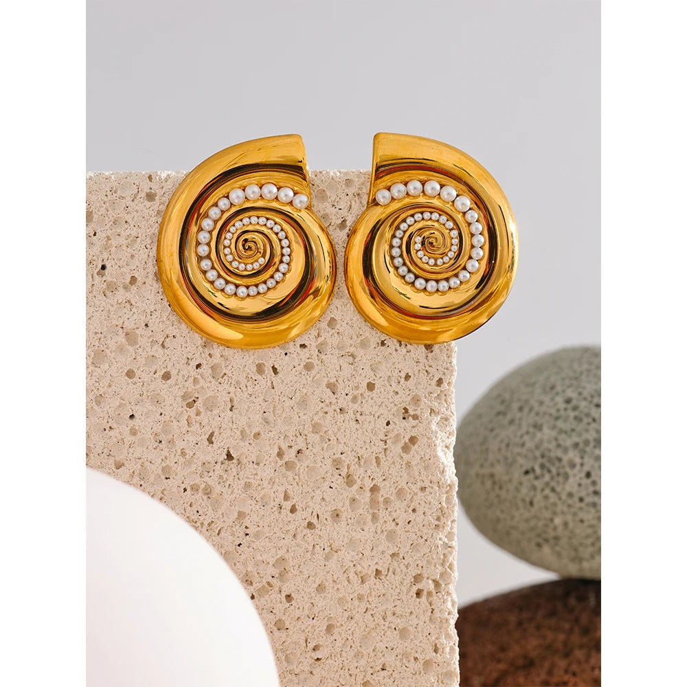 The Fibonacci Pearl Earrings embody elegance with a design inspired by the Fibonacci sequence, crafted from hypoallergenic, eco-friendly stainless steel and finished with resilient, shiny 18k gold plating. Ideal for adding sophistication to any look, from casual to formal.