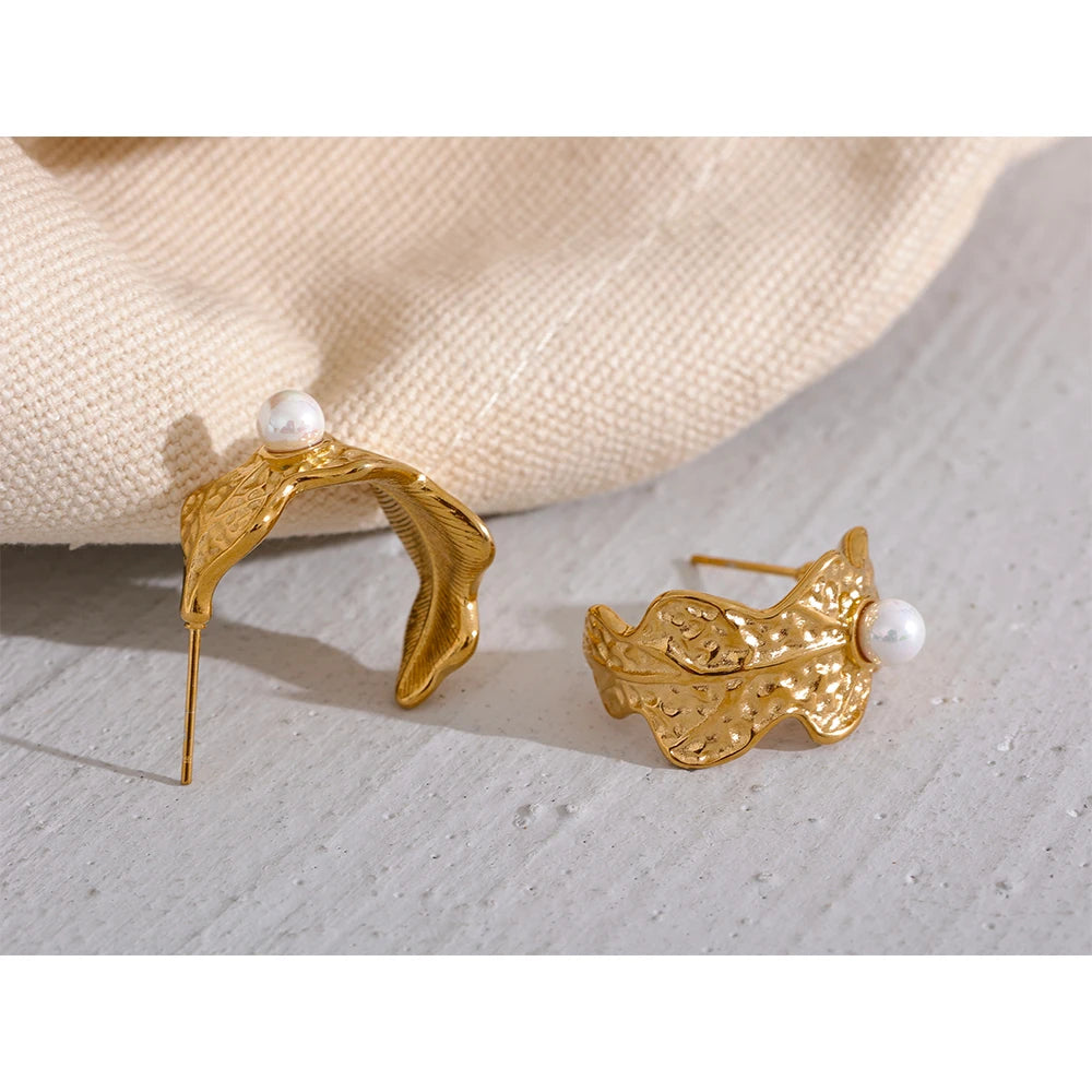 The Egyptian Leaf Pearl earrings blend ancient Egyptian artistry with contemporary elegance. Adorned with a simulated pearl, they're crafted from hypoallergenic stainless steel with a durable 18k gold plating, perfect for an elegant and conscious style.