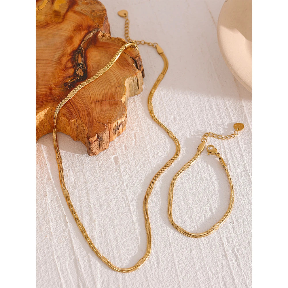 Elevate your style with our Elegant Snake Chain Jewelry Set. Crafted from hypoallergenic stainless steel and coated with 18k gold, this set blends boldness with sustainability. Perfect for any occasion.