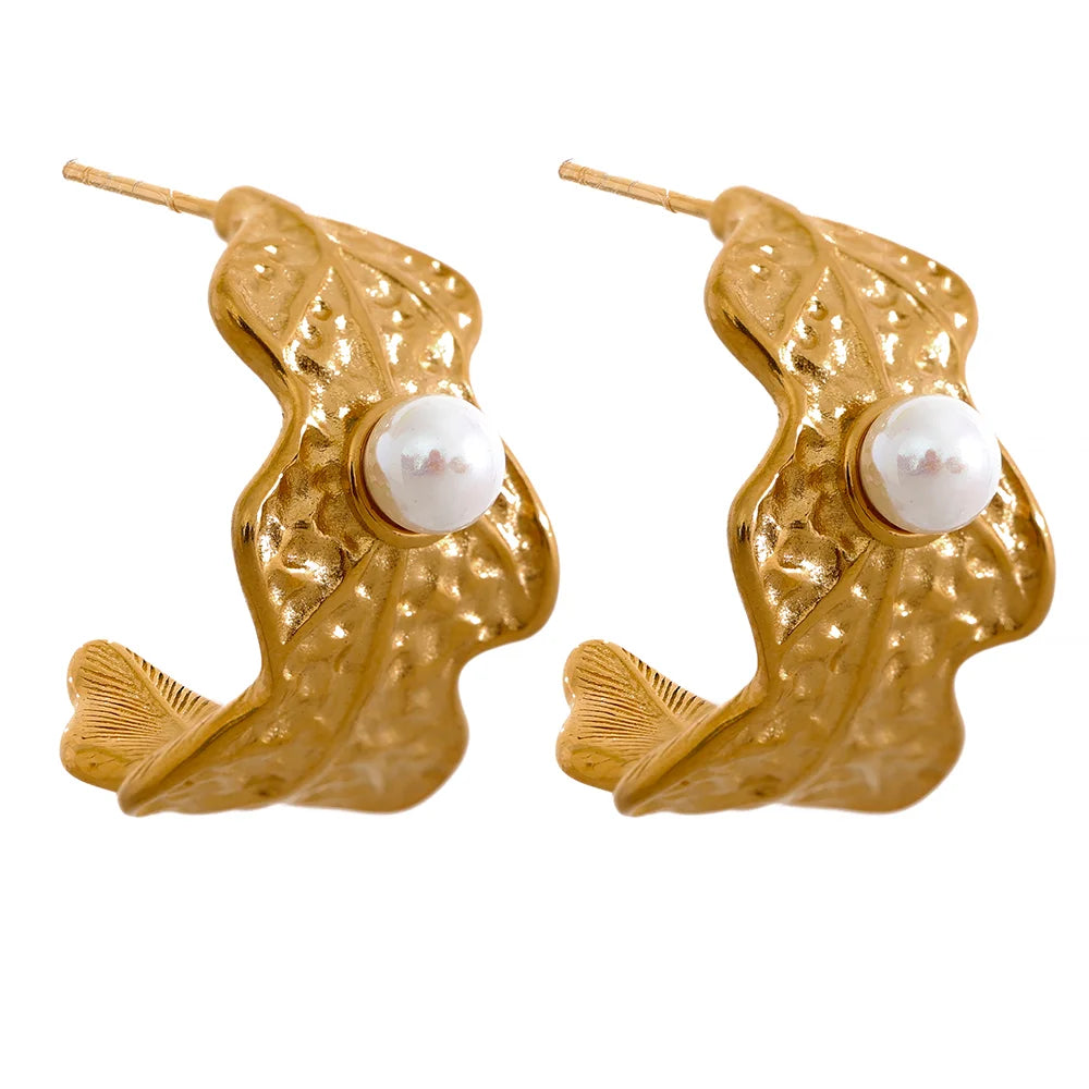 The Egyptian Leaf Pearl earrings blend ancient Egyptian artistry with contemporary elegance. Adorned with a simulated pearl, they're crafted from hypoallergenic stainless steel with a durable 18k gold plating, perfect for an elegant and conscious style.