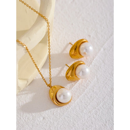 Big Shell Pearl Necklace, hypoallergenic stainless steel, 18k gold-plated, featuring a large lustrous pearl for natural elegance and sustainability.