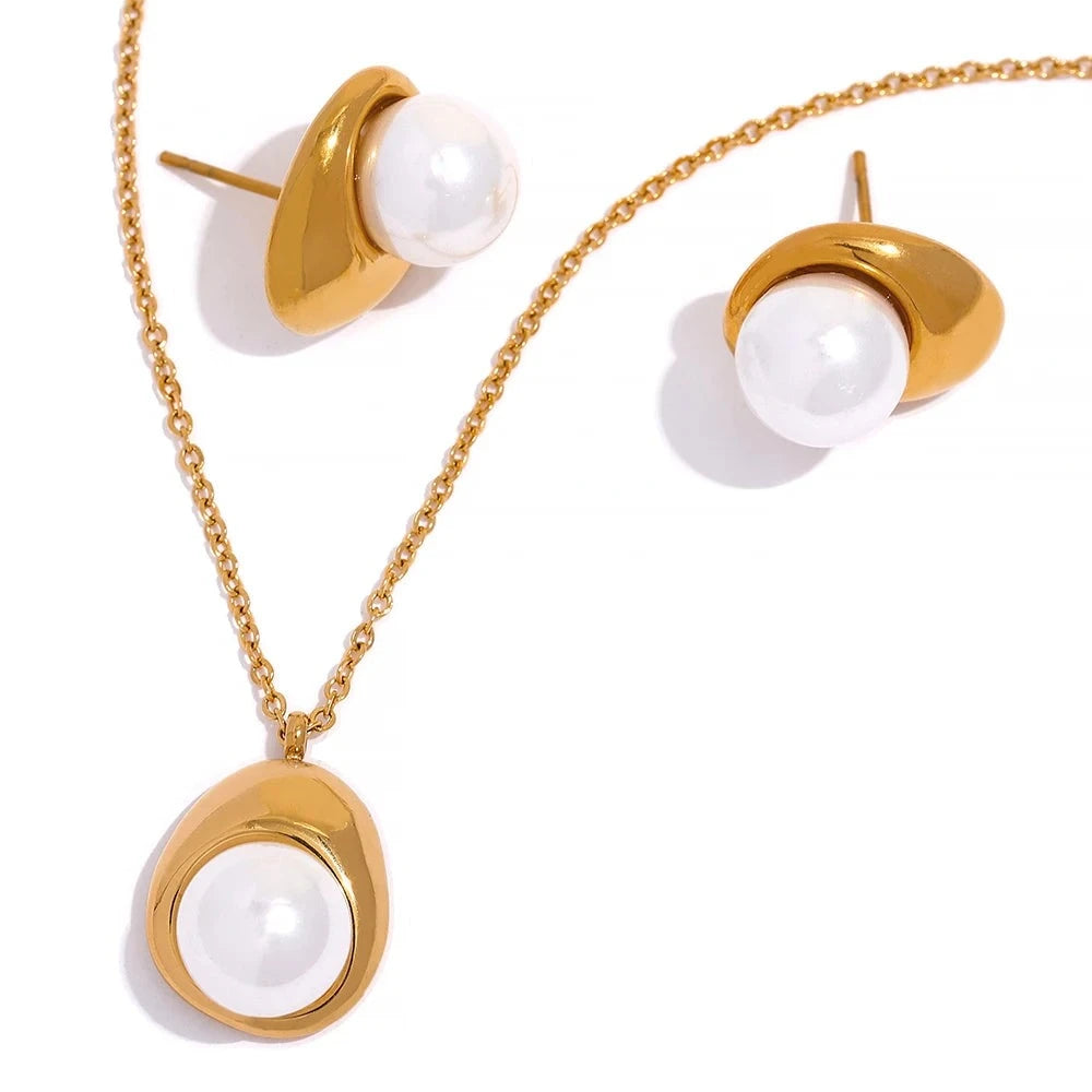 Big Shell Pearl Necklace, hypoallergenic stainless steel, 18k gold-plated, featuring a large lustrous pearl for natural elegance and sustainability.