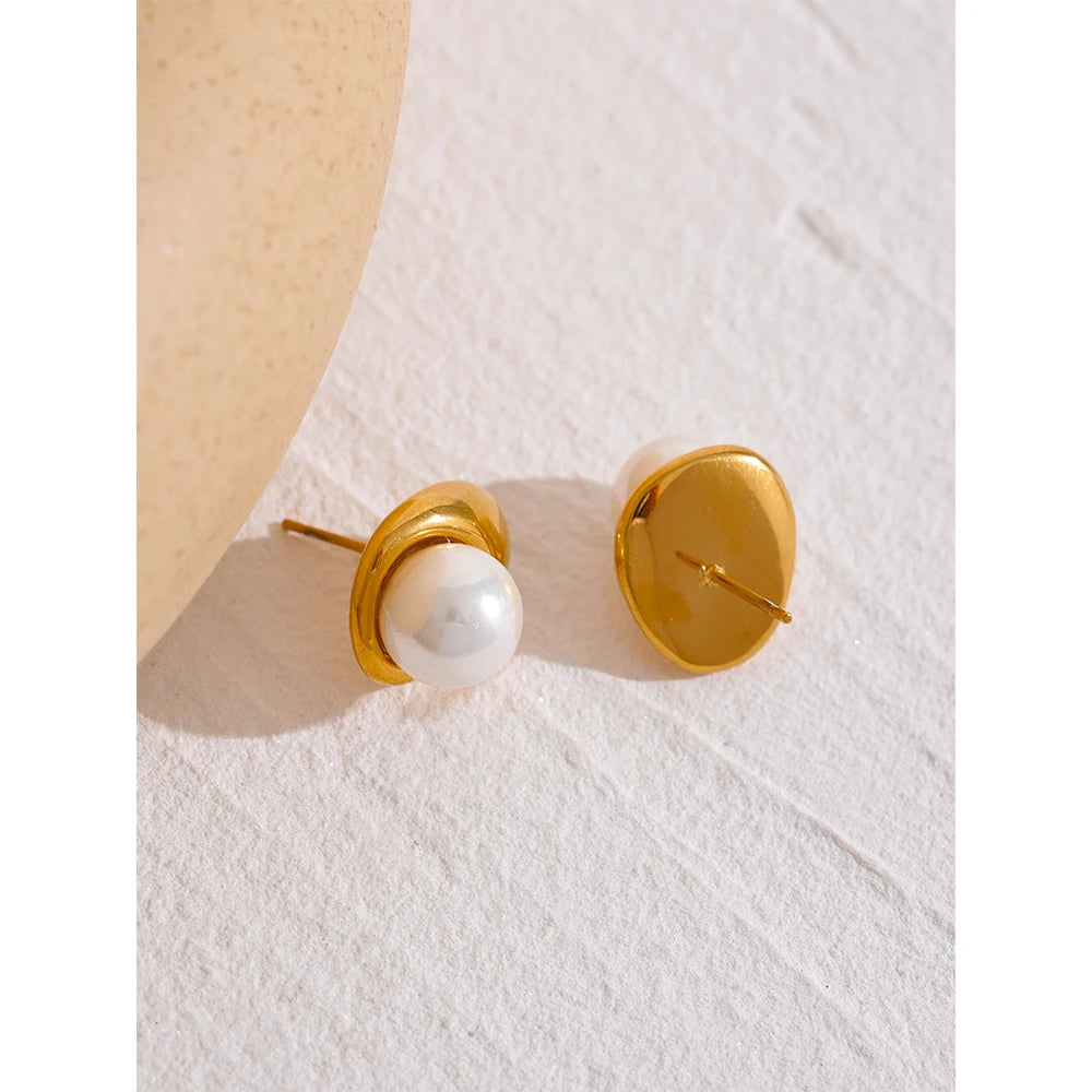 Big Shell Pearl Earrings, hypoallergenic stainless steel, 18k gold-plated, featuring large lustrous pearls for natural elegance and sustainability.