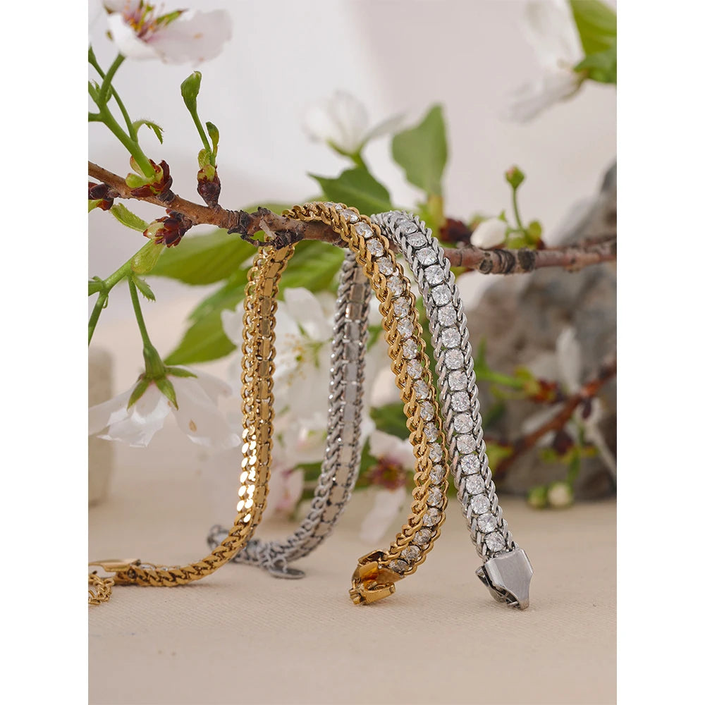 Full of Zirconias Bracelet, hypoallergenic stainless steel, 18k gold-plated, fully encrusted with zirconia stones for a continuous sparkle effect, perfect for those seeking a dazzling and sustainable piece for their wardrobe.