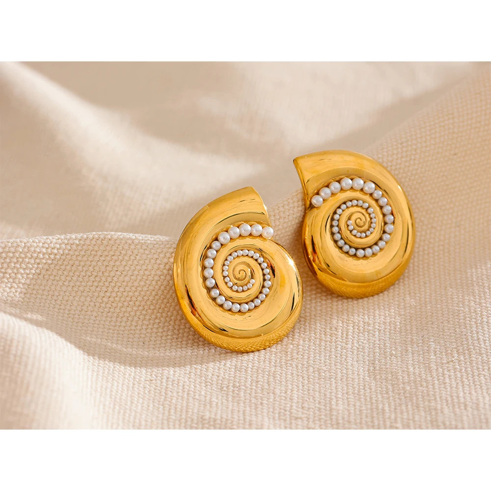 The Fibonacci Pearl Earrings embody elegance with a design inspired by the Fibonacci sequence, crafted from hypoallergenic, eco-friendly stainless steel and finished with resilient, shiny 18k gold plating. Ideal for adding sophistication to any look, from casual to formal.