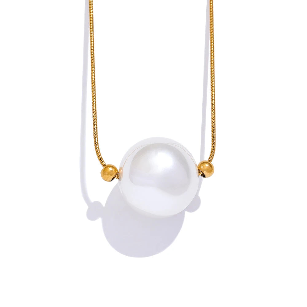 Central Pearl Pendant Necklace