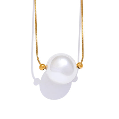 Central Pearl Pendant Necklace