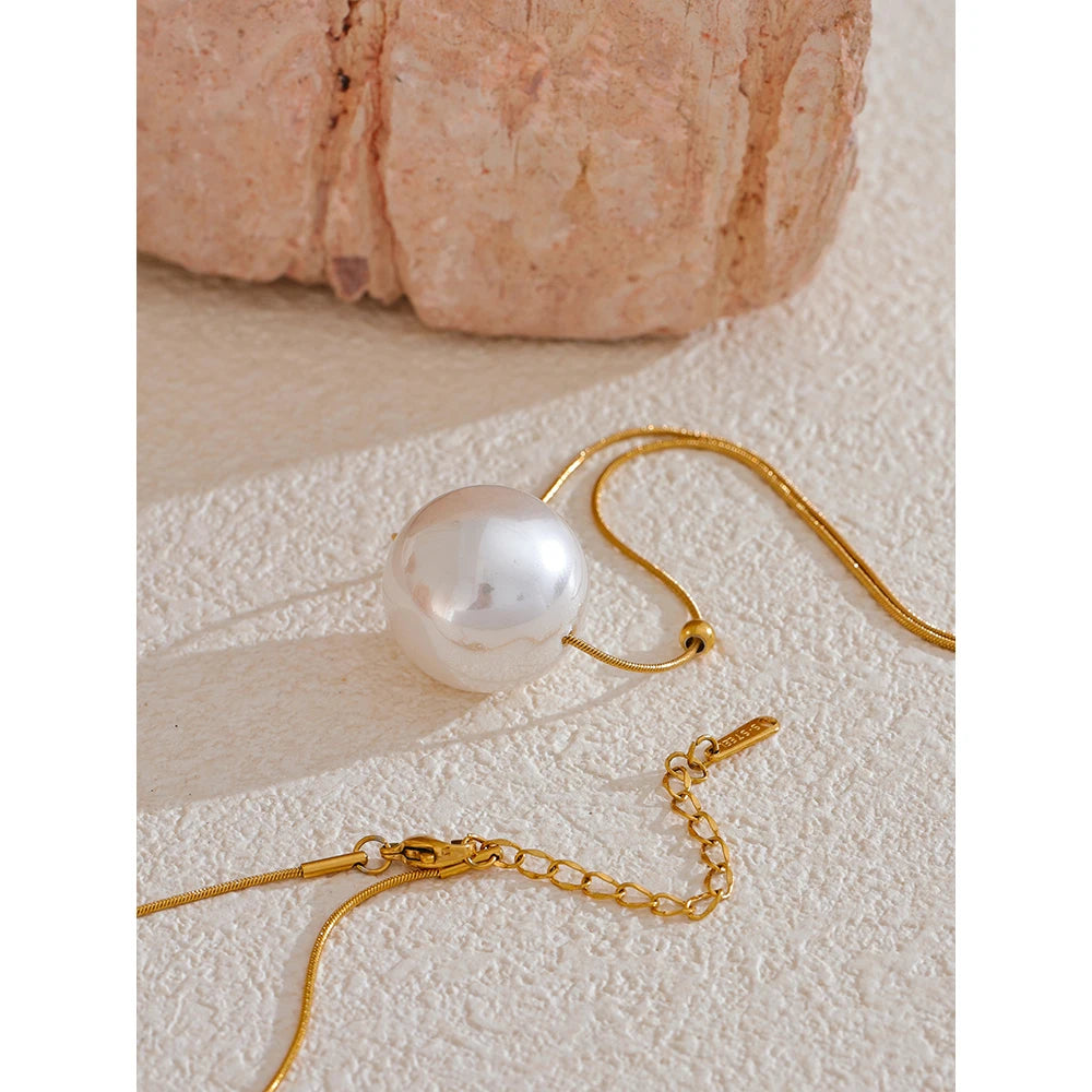 Central Pearl Pendant Necklace