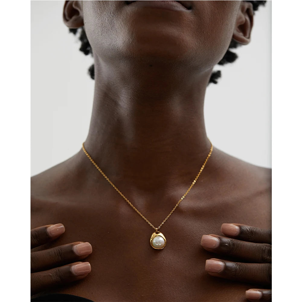 Big Shell Pearl Necklace, hypoallergenic stainless steel, 18k gold-plated, featuring a large lustrous pearl for natural elegance and sustainability.