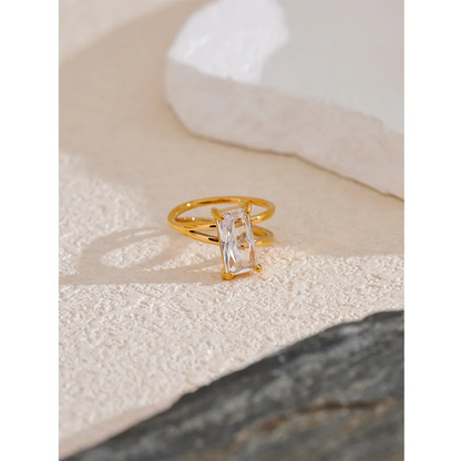 Experience the brilliance of our Sunbeam Brilliance Ring. Its large rectangular moissanite captures attention with its dazzling light, adding glamour to any ensemble.