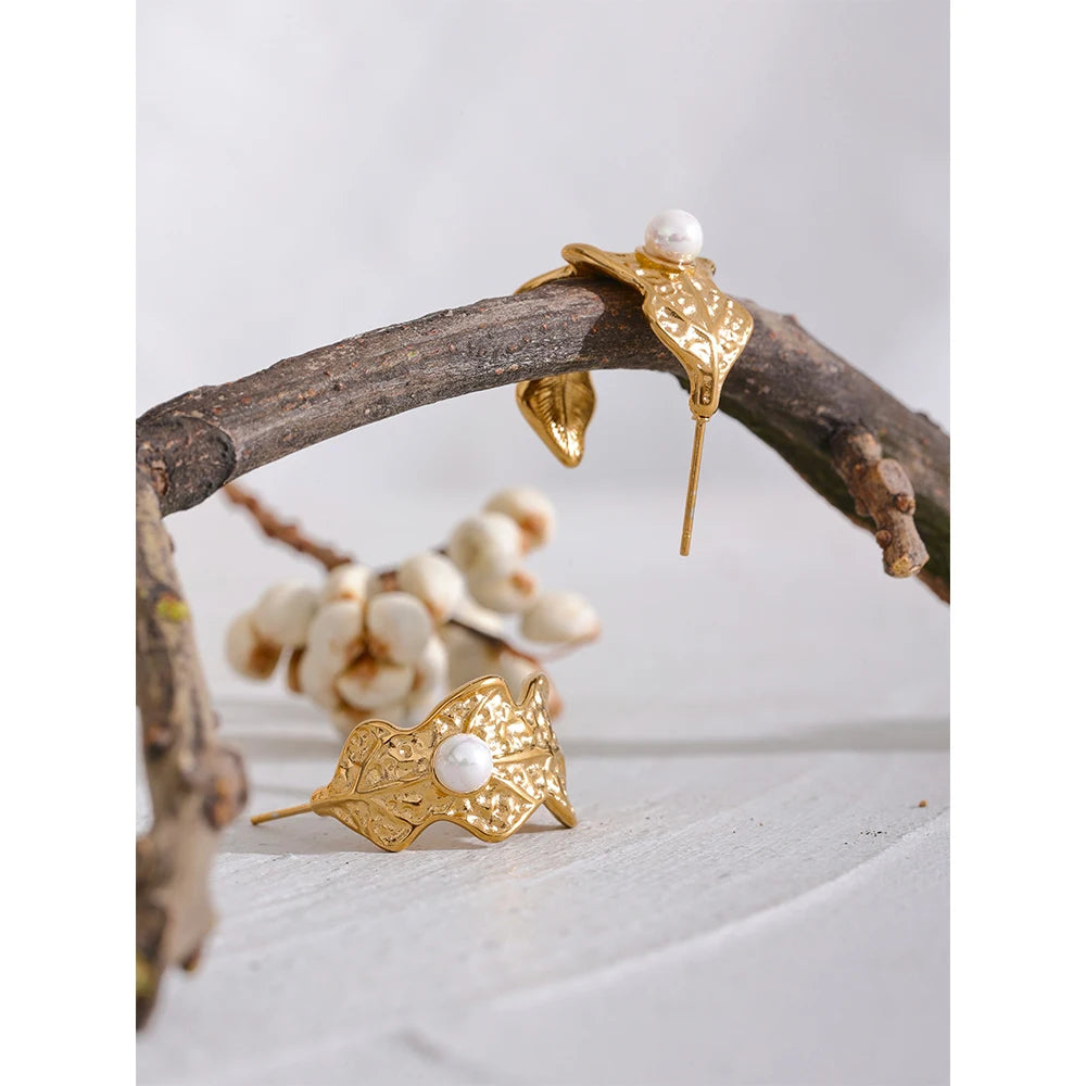 The Egyptian Leaf Pearl earrings blend ancient Egyptian artistry with contemporary elegance. Adorned with a simulated pearl, they're crafted from hypoallergenic stainless steel with a durable 18k gold plating, perfect for an elegant and conscious style.